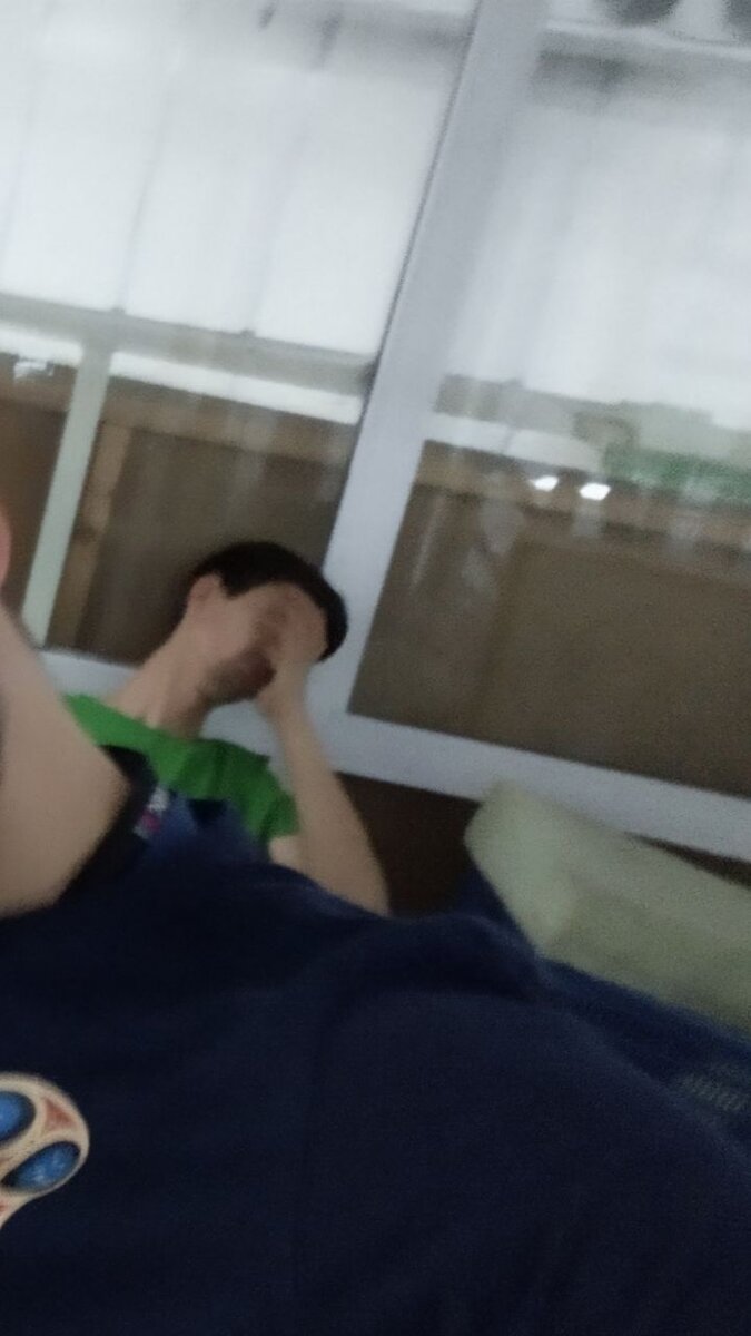 этот парень уже 3 суток на работе. когда наконец, он смог вырваться домой, отдохнуть ему не удалось, потому что его срочно вызвали на работу через 3 часа. за его работоспособность, ответственность и соображалку в иной стране ему платили бы тысячи долларов, а тут лишь несколько сотен, которые он должен отрабатывать