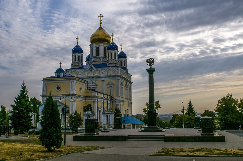 2. Вообще город вызвал противоречивые чувства...
    Красивый Вознесенский собор с достаточно интересным благоустройством вокруг.