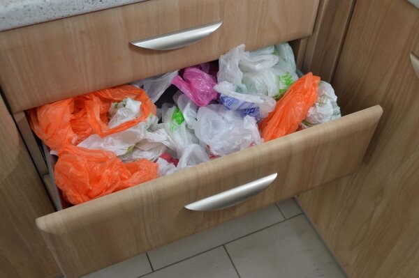 7 бесплатных идей для хранения пластиковых пакетов на кухне
