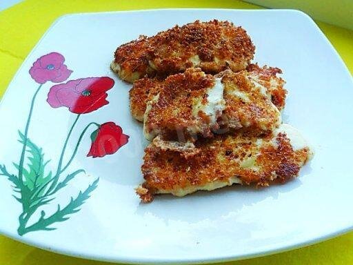 Жареный в сухарях сыр сулугуни - отличная закуска к белому вину. 