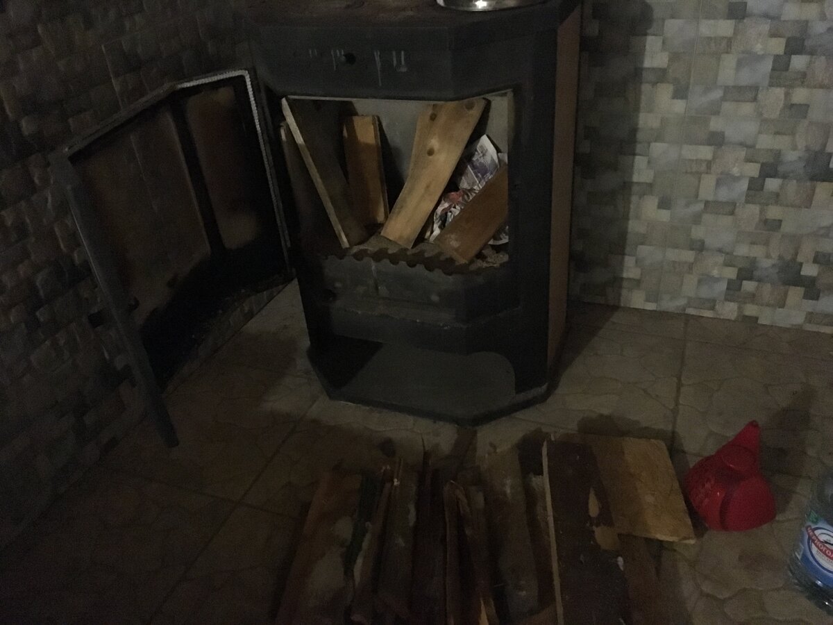 Закладываю дрова в камин