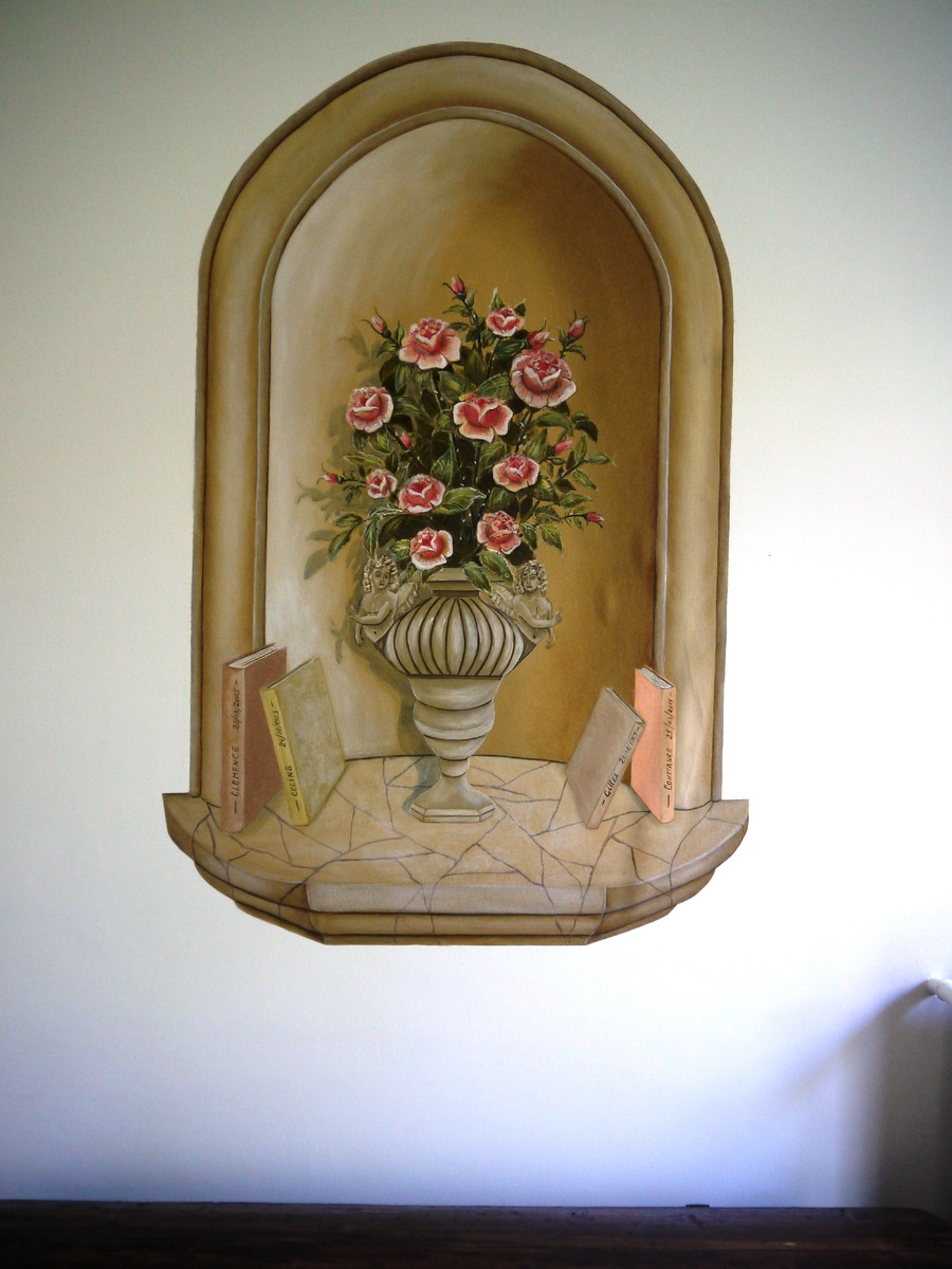 Пример росписи-обманки. Написано все: ниша, мраморная полочка, ваза, цветы, книги.