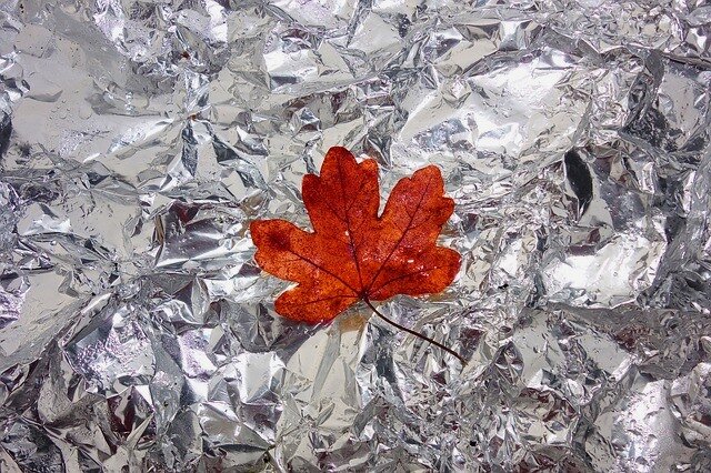 Я не выбрасываю фольгу от шоколада, потому что есть несколько немного не стандартных способов ее использования.