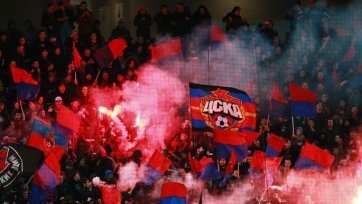 Фото: РИА НовостиКак сообщил телеграм-канал Mash, прошедшей ночью представители спецслужб и Специального отряда быстрого реагирования (СОБР) провели серию обысков у фанатов ЦСКА. Изымались фото, видео, записи и компьютеры.
