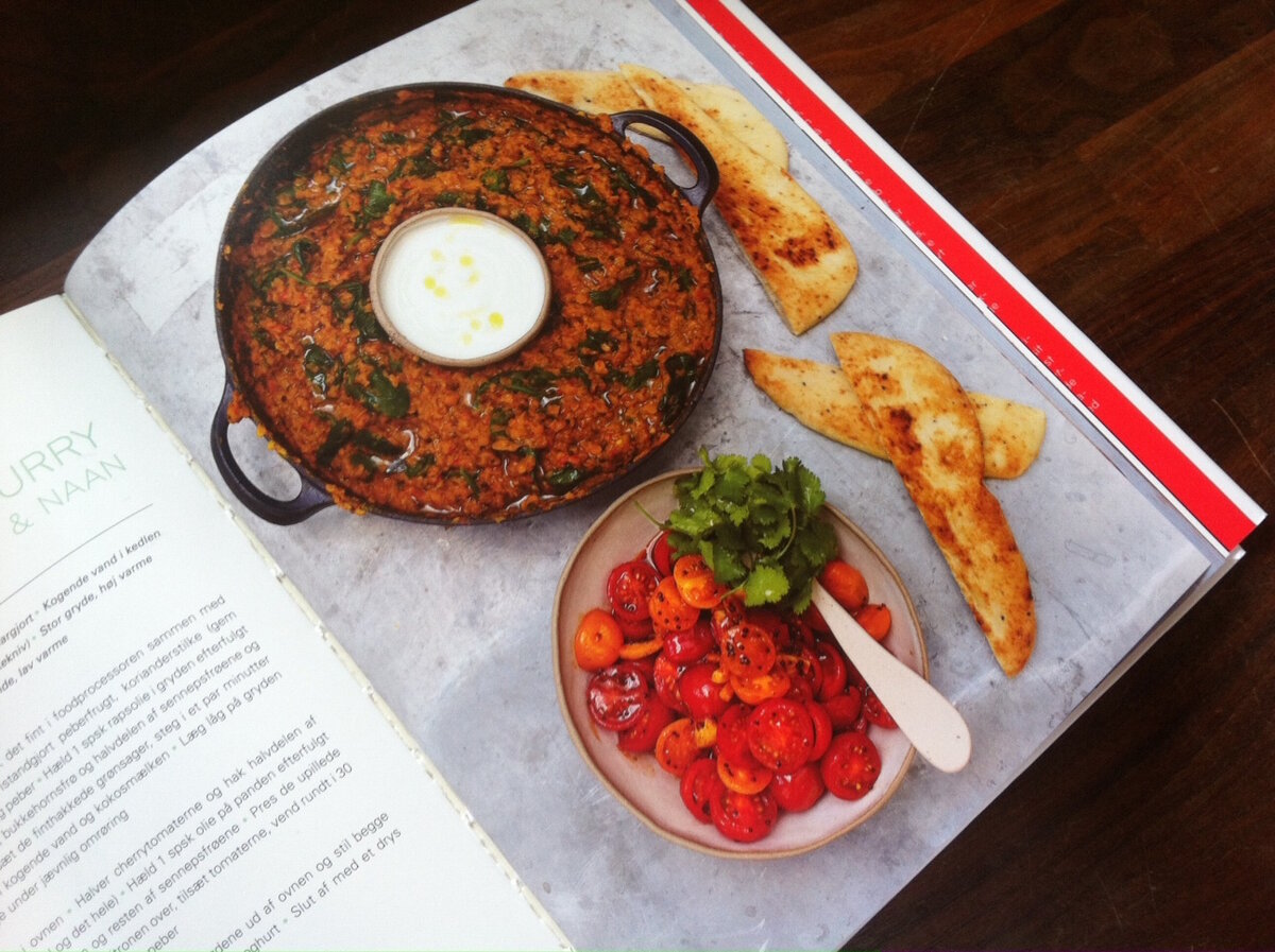  Кулинария уверенно занимает свои позиции в рейтинге самых покупаемых книг. Причем, что интересно, готовят сегодня все – женщины и совсем юные девушки, мужчины и даже дети! И для каждого найдется своя книга. Ниже – восьмерка лучших новинок этой осени. 