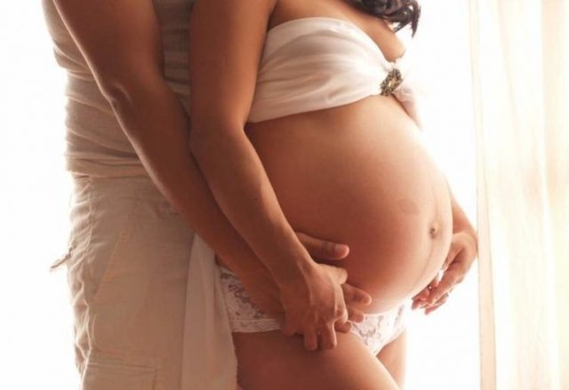 Когда наступает беременность, интимная близость между супругами становится большой проблемой. Будущие мамы так боятся навредить малышу, что превращают пап в настоящих затворников. Но не всякий мужчина готов к столь долгому воздержанию. Что об этом думают