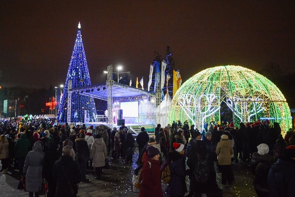 Новогодняя ночь в ростове на дону. Центральная елка в Ростове на Дону. Парк Горького Ростов-на-Дону новогодний. Городская елка парк Горького Ростов-на-Дону. Главная елка в Ростове на Дону