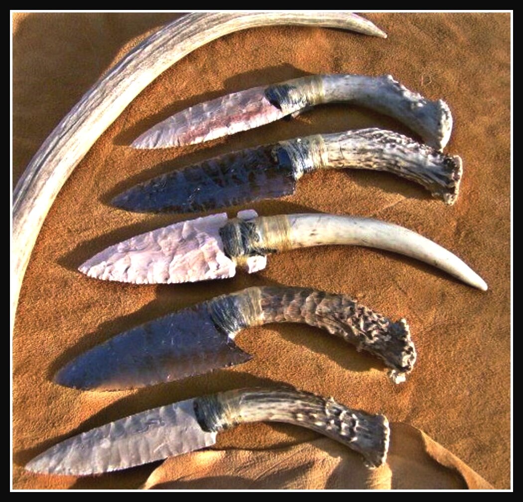 Кремневые ножи каменного века. Каменное орудие неандертальца. Кремниевый нож неолит. Костяной охотничий нож каменного века. Каменные ножи первобытных людей.