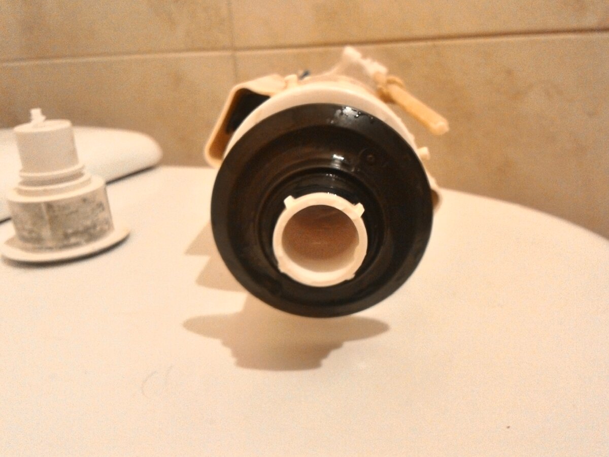 Замена конусной манжеты между бачком и унитазом