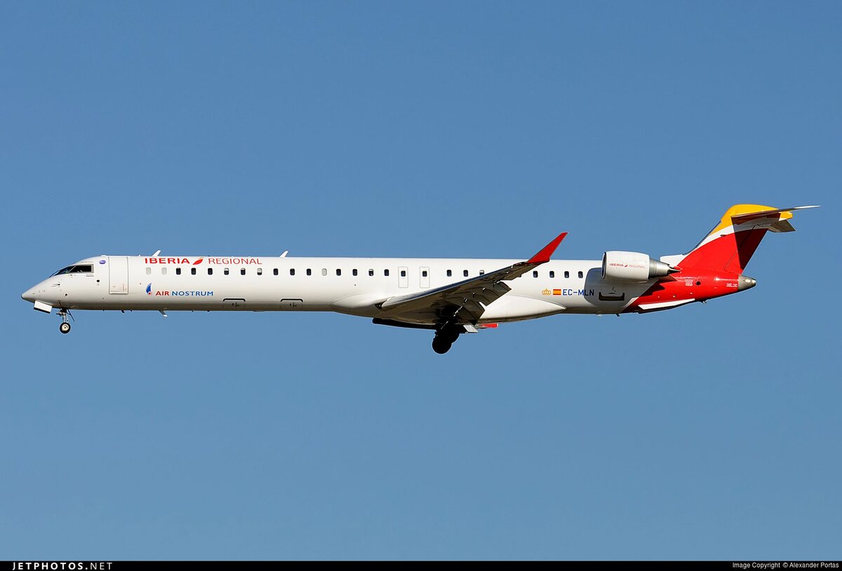 Bombardier CRJ1000 авиакомпании Air Nostrum в ливрее Iberia Regional; в цвета бельгийского перевозчика самолёты ещё не окрашены