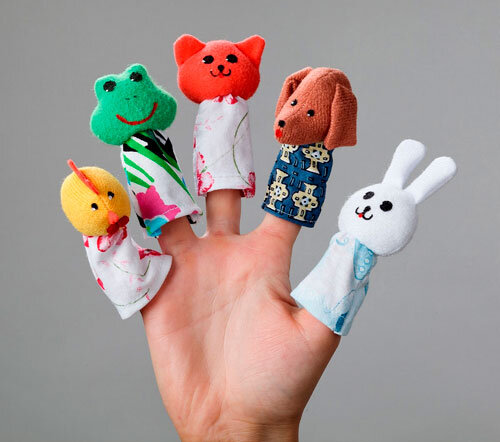 Пальчиковый театр. Сейчас продаются различные наборы с героями русских народных сказок. Например, карточные с прорезями для пальчиков или тряпочные куколки, которые тоже легко одевать на пальцы и играть в любимые сказки. Они заинтересуют даже маленького ребенка, разговаривая с ним от имени сказочного героя.