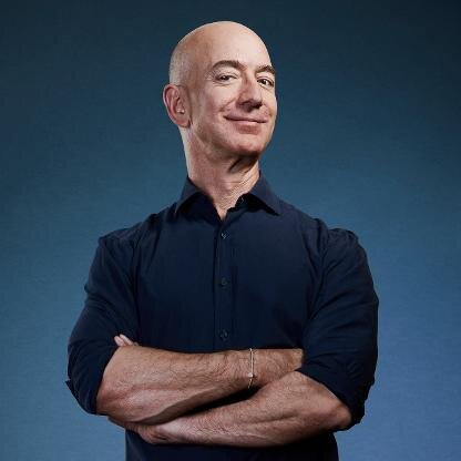 Джефф Безос

Основатель Amazon. № 1 в списке Forbes. Состояние — 122 миллиарда долларов.Безос планировал через Amazon продавать почти все книги, что есть в интернете. Но ни один из экспертов, с которыми консультировался бизнесмен, не счёл, что эту идею можно воплотить в жизнь. Большинство из них советовали5 Time-Tested Success Tips From Amazon Founder Jeff Bezos сосредоточиться на популярных жанрах и изданиях.
