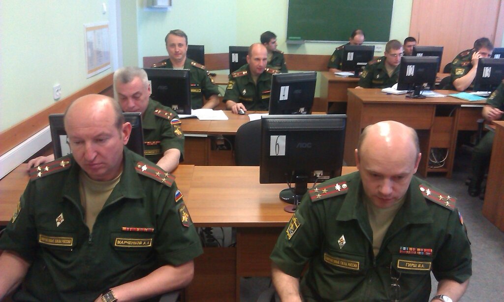 На фотографии военные в звании полковника испытывают стресс. Обычно, знания больших начальников заканчиваются там, где начинаются информационные технологии. Про знания в области безопасности информации молчу.