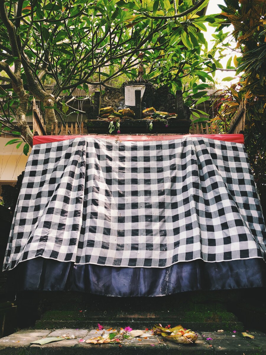 Пустой трон с подношениями