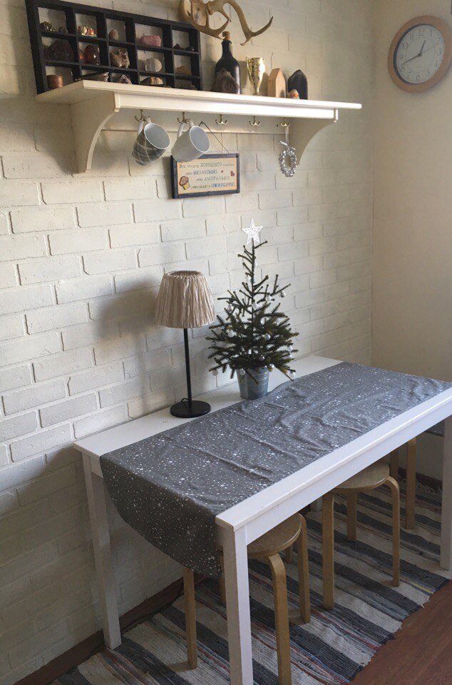 Пример стола Ингу, окрашенный в белый цвет.