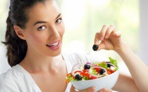 Диета для хорошего настроениясостоит из продуктов которые поднимают настроение за счёт наличия природных антидепрессантов.Банан-очень полезный фрукт с богатым содержанием магния и калия. Он наделён алкалоидом харман, который содержит интересный компонент мескалин и вызывает чувство эйфории. При этом повышается настроение. Чувствуется бодрость и прилив сил. Нельзя забывать. Что банан калорийный фрукт. Рекомендуется съедать в день не более двух штук.