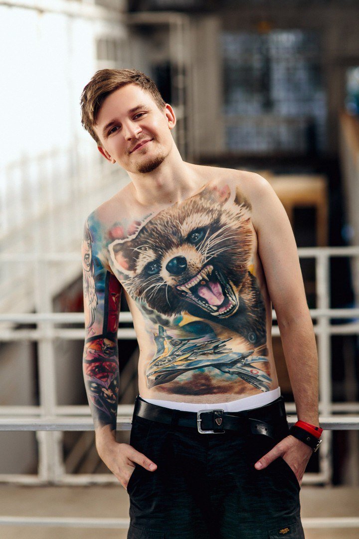 Тот парень с енотом!