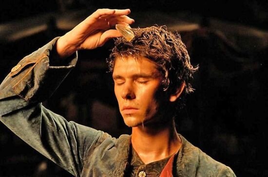 Все вы наверняка узнали кадр из фильма "Парфюмер", снятый по роману П. Зюскинда. Одержимый идеей маньяк пытался создать духи, от запаха которых люди сходили бы с ума. Не будем напоминать, каким образом он шел к своей цели, а лучше разберемся, возможно ли такое в принципе?