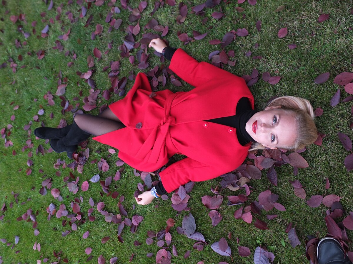 «Итак посмотрим что это за кафе такое». Брови Пети в изумлении поползли вверх, когда он действительно увидел своими глазами, что такое кафе существует в его городе. Находится на Бульварном переулке, уже как года 3. «Странно, я часто там хожу и не замечал его» - подметил Петя. «Луковый суп, круассаны с шоколадом, фуа-гра, свежайший багет, так так, с десяток каких - то французских неизвестных блюд. Хм интересно. Чек. Ого! Прилично. Наверное очень вкусно». Мысленно Петя перенесся в Кулинарный техникум, и подумал, а что если-бы все сложилось совсем по-другому. Затем он решительно вскочил, и твёрдо решил прогулять работу, сославшись на какой-нибудь смертельный вирус! «Мне всенепременно необходимо плотно позавтракать!» - решил Петя. Какая - то невероятная уверенность появилась в его действиях, это окрыляло и одновременно пугало. Петя будто-бы вытянулся на 5 см, похорошел. «Была не была, прямо сейчас запишусь в крутой Барбер шоп, сделаю модную стрижку, и одеться надо поприличней!». Впервые за долгое время Петя захотел выглядеть на все 100! Как-будто она наблюдала за ним. Стоя с бритвой у зеркала Петя осознал невероятно глубоко, что по уши влюбился. Алиса занимала пространство его головы, тела, мыслей, квартиры. Она присутствовала везде, как и ее запах. Петя не считал это наваждением, он точно знал, что влюблён, и это не страсть, не похоть. Это то, что витает в воздухе по весне, это запах надежды, невероятный подъем сил и энергии!  Ровно в 11:05 Петя вошёл в двери Le Peloton Cafe! Интерьер основывался традиционной Францией с некоторым влиянием современной Европы. 
Петя отметил фирменный стиль и обстановку помещения, которая отражала двойственность - женитьба старого на новом, традиции на современности – сложное, и в то же время лёгкое восприятие окружающего пространства. Посетителей было немного. Те что сидели, ютились на мягких диванчиках и уютных креслах. Столы были деревянные с удобными стульями.   Огромные окна как-бы предлагали насладиться пейзажами города и допускали много света. Во всем этом великолепии, во всей этой простой и одновременно изящной красоте сидела ОНА. Миниатюрная чашечка с замысловатым узором, надкусанный классический французский круассан и конечно томик в левой руке. 