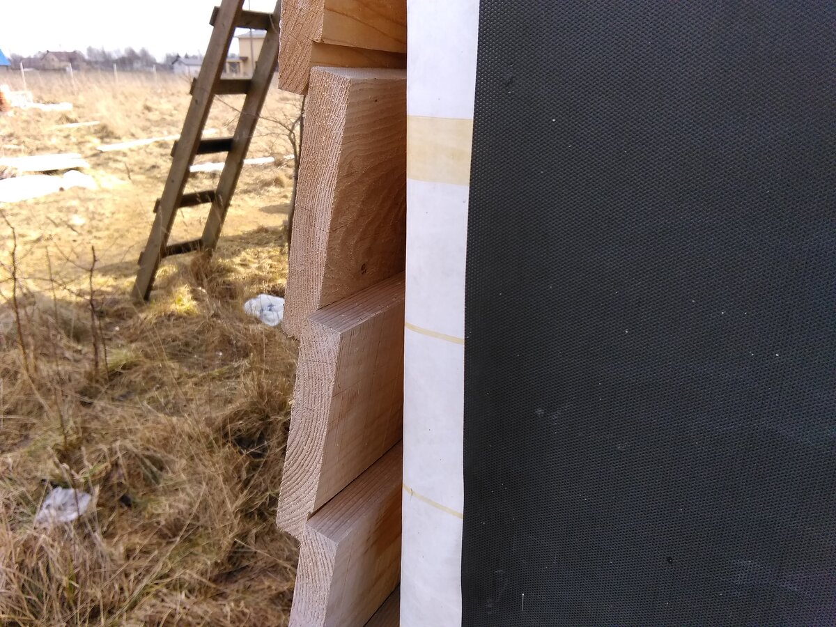 Старая мембрана черного цвета, на северной стороне. Отлично сохранилась.