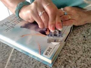 - Берем скотч, приклеиваем к этикетке и осторожно отрываем ее. Процедуру нужно повторять с новой лентой до тех пор, пока наклейка полностью не отклеится. Лучше отрывать наклейку тогда, когда она сухая.