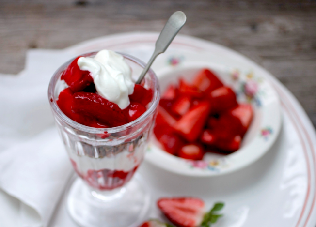 

Если вы хотите похудеть, то сладкие пирожные с кремом можно заменить натуральным йогуртом. Сейчас он продается во многих супермаркетах, часто под названием «йогурт греческий». В его составе только молоко и закваска, больше ничего. В отличие от обычного йогурта он содержит в два раза больше белков и в два раза меньше сахара. Также в натуральном йогурте меньше соли – на 50%, что тоже важно для худеющих.