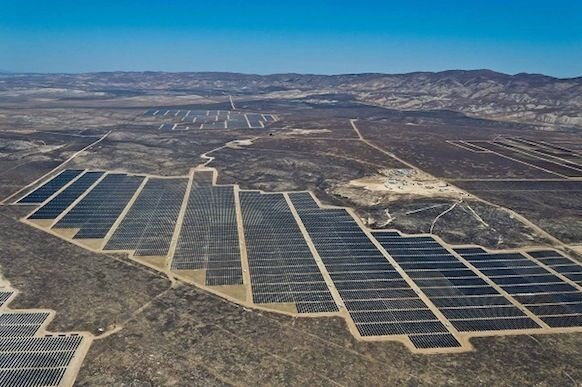 Поля усеянные солнечными панелями