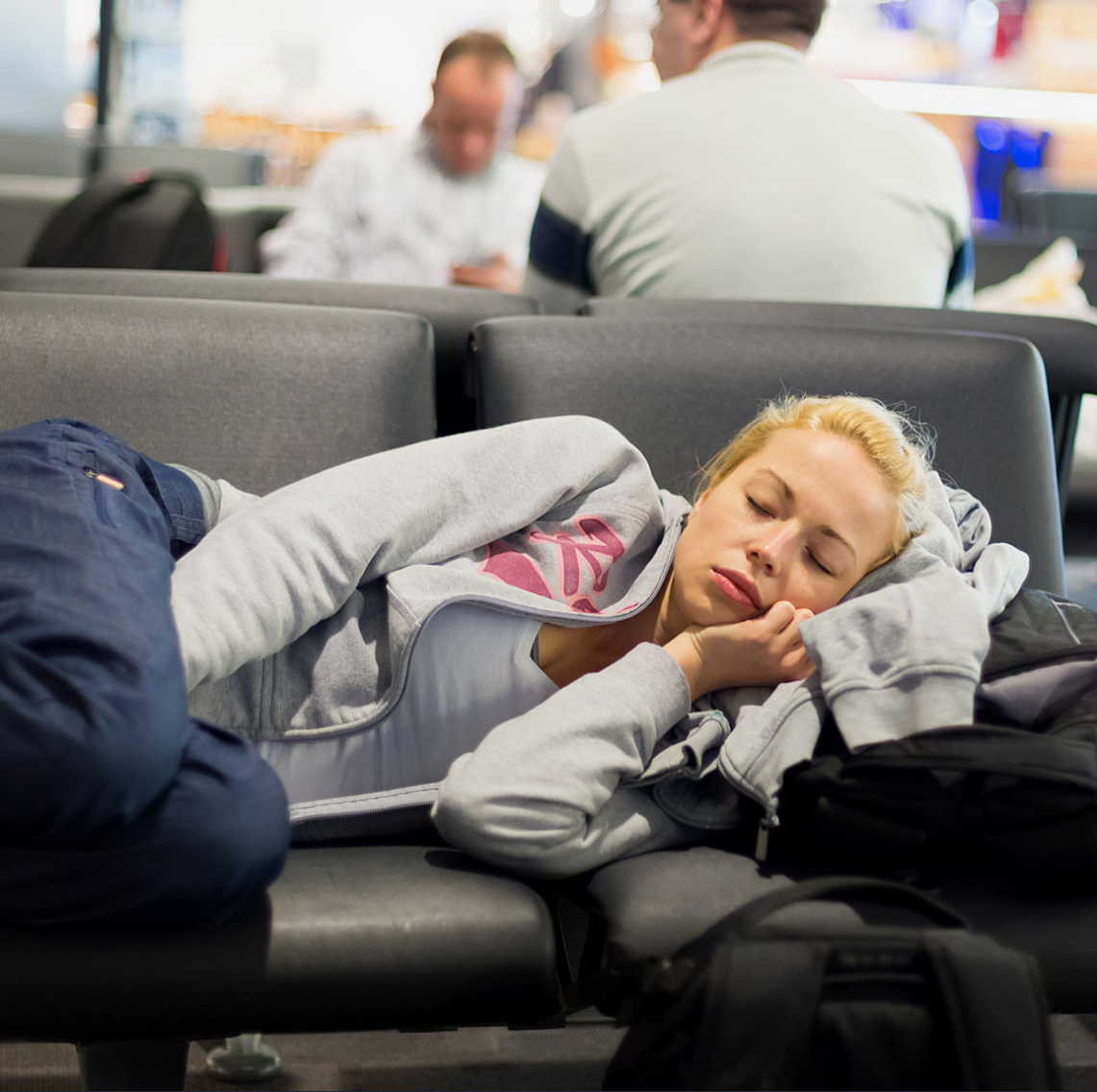 Спящая красавица в аэропорту.