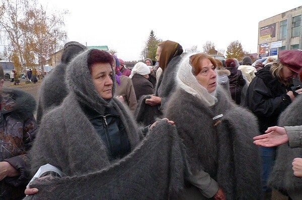 Женщины продают платки, фото из поиска