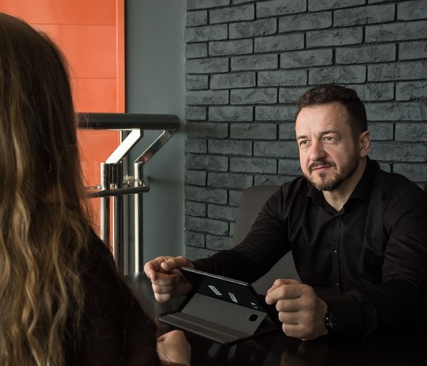 Это упражнение считается самым сложным в исполнении, хотя кажется таким простым и легко исполнимым. 
Каждый человек теряется перед камерой, когда она своим "черным черным" глазом смотрит в нашу сторону.

А не так же ли происходит, когда на вас смотрит проникновенным взглядом собеседник?

Я много раз наблюдал, как теряются люди, когда им смотрят прямо в глаза и задают вопросы. То же происходит при "эффекте камеры". Ты теряешься, напрочь забываешь все слова и только и можешь выдавить из себя междометия.

Повторю еще раз, упражнение крайне сложное, но и очень эффективное. Одна из моих подопечных выполняла задание 48 раз, прежде чем более/менее получила удовлетворение.

Поэтому мы будем работать с основами, устранять этот психологический блок.

Итак, сформулируйте и подготовьте презентацию на полторы минуты. Расскажите о себе, чем вы занимаетесь, и как с этим справляетесь. Лучше, если вы что-то захотите предложить продать, вещь или услугу.

Поставьте перед собой телефон и включите фронтальную камеру. Расскажите перед телефоном, то, что занесли в самопрезентацию.

Почему именно фронтальную камеру. Важно чтобы вы в моменте видели себя со стороны.

Вы конечно можете пригласить какого нибудь, кто адекватно воспримет ваши старания в подготовке к переговорам, но если таковых нет, то фронтальная камера вам в помощь.

Если хоть раз спутались и растерялись, начинайте сначала. И так до тех пор, пока чувство удовлетворения от выполненной работы не наполнит вас до краев.

Вот уже как год назад прошли мои авторские курсы подготовки в переговорам, но и до сих пор встречаю участников, которые подходят, жмут руку и говорят, что именно это упражнение помогло им добиться результатов и плодотворно провести множество переговоров.

В этом упражнении главное терпение и упорство. До тех пор пока ты не останешься доволен сам своими результатами, упражнение лучше не останавливать, иначе результата не будет. И в следующий раз, когда на тебя посмотрят пристальным взглядом зададут вопрос с манипуляцией, ты просто сдуешься.

И, да, если что-то не получается или есть много блоков, которые мешают провести переговоры плодотворно, обращайся