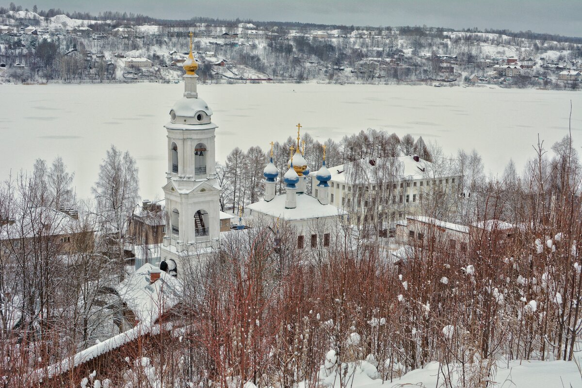 Плес зимой. Город плёс Церковь Святой Варвары. Плес гора Левитана зимой. Варваринская Церковь Плес зима. «Церковь Левитана» в г.плёс.