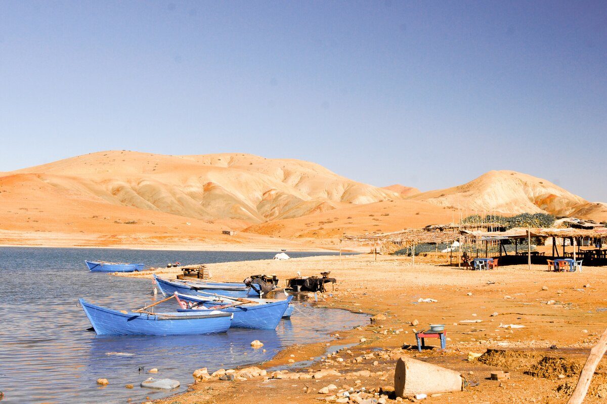 Лазурное озеро и лодки в тон