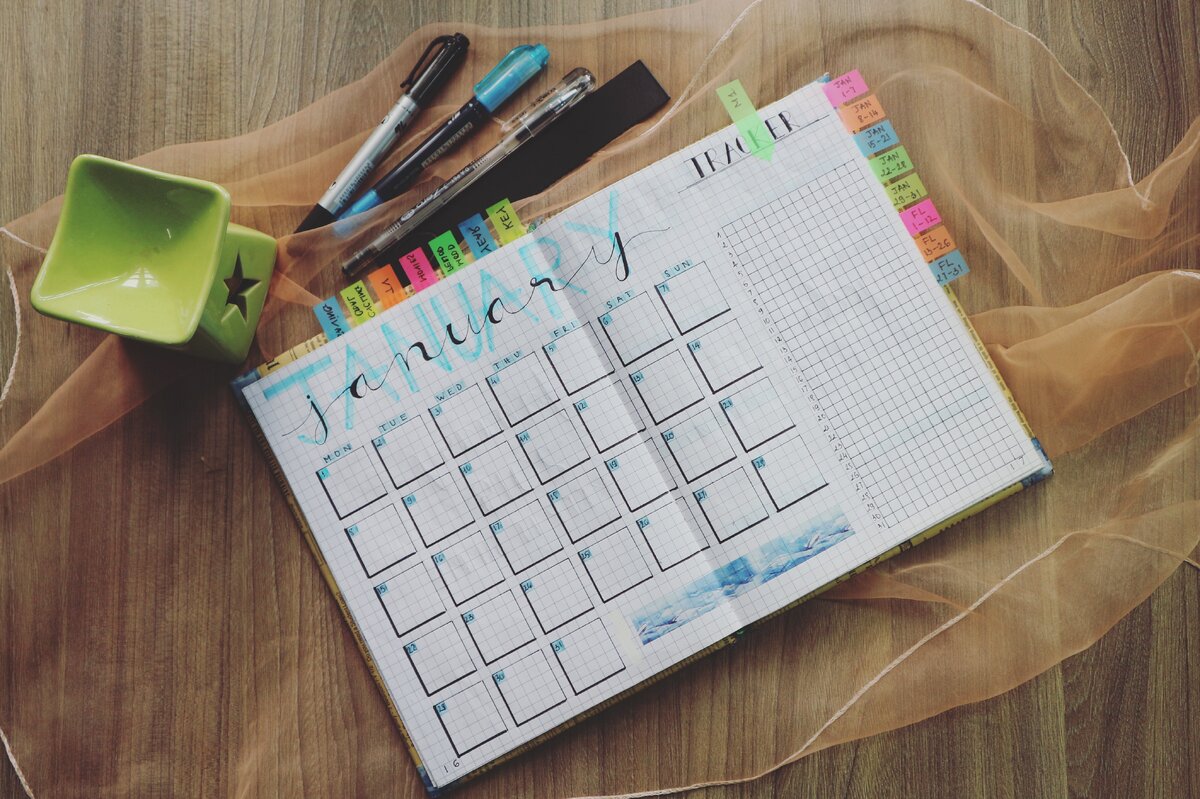 Фото: https://www.pexels.com/photo/photo-of-planner-and-writing-materials-760710/