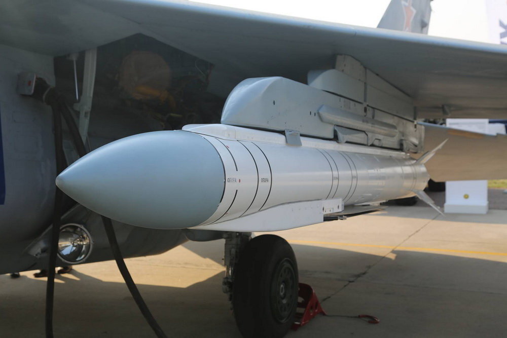 Крылатая ракета "Гром-Э1" под крылом истребителя МиГ-35, Николай Новичков/ТАСС