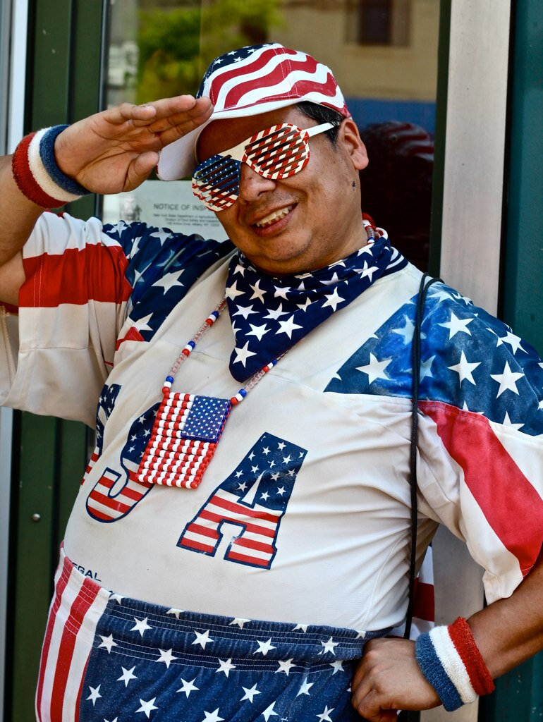 Улыбка в сто зубов, румяный, блестючий и кожа на лице, как на пятке младенца.