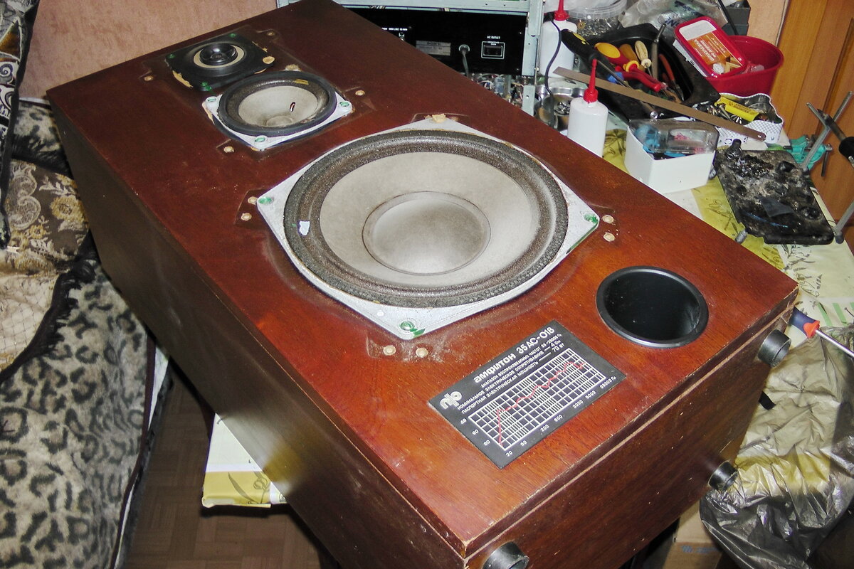 здесь мне предстояло снять старый и наклеить новый подвес.