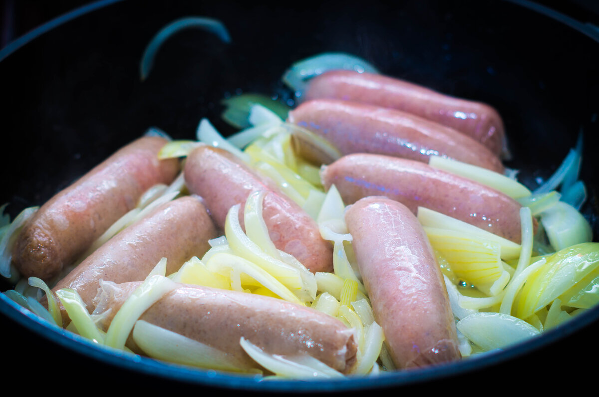 Бангерс от слова "банг", т.е. "взрыв". И, действительно, взрываются и брызжут жиром при жарке эти сосиски будь здоров. Так что, лучше стоять подальше 