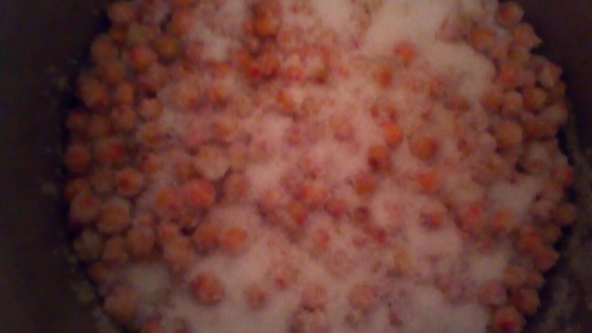 Варенье  перемешано, стоит на плите, закипает.