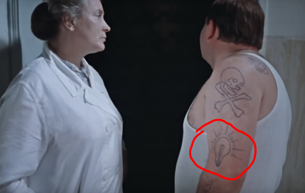 У Доцента татуировка не только постоянно смещается, но видоизменяется)