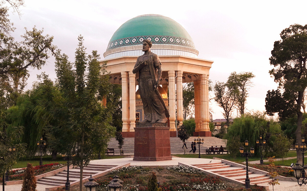 Город худжанд. Худжанд парк Камоли худжанди. Худжанд боги Камоли хучанди. Худжанд памятник Рудаки. Памятник Камолу худжанди.