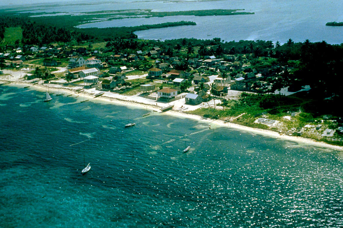 Las islas bonitas перевод. Сан Педро остров. Ambergris Caye Island. Lake Ambergris Caye, Belize. Roman Belize фото.