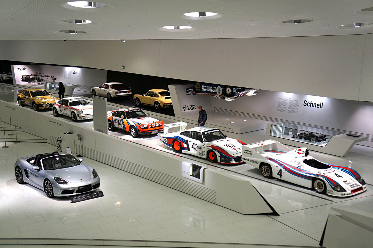 Основная часть экспозиции спрятана в запасниках, поэтому машины в музее постоянно обновляются - сюда можно приезжать каждый год и постоянно находить что-то новое. 