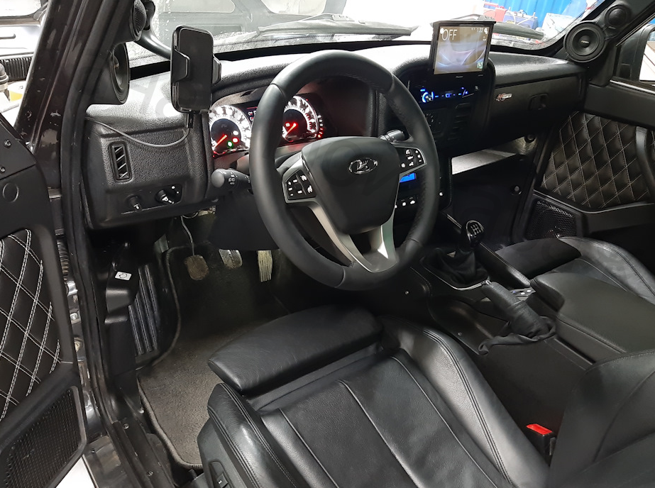 (такой вот интерьер получился, заменены были не только сидения, подробности ниже)