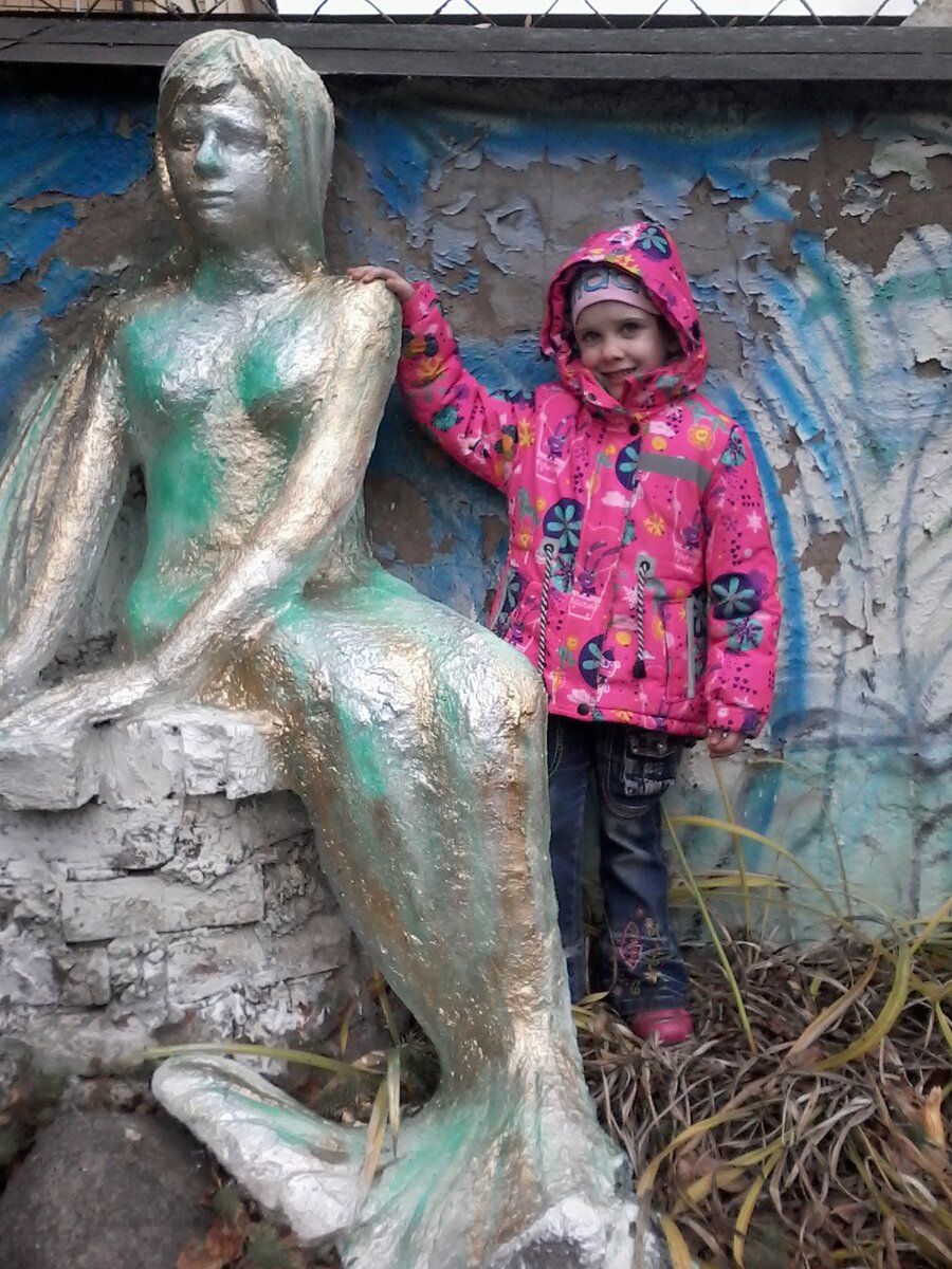 Немножко задний фон хромает,зато русалка оживает...