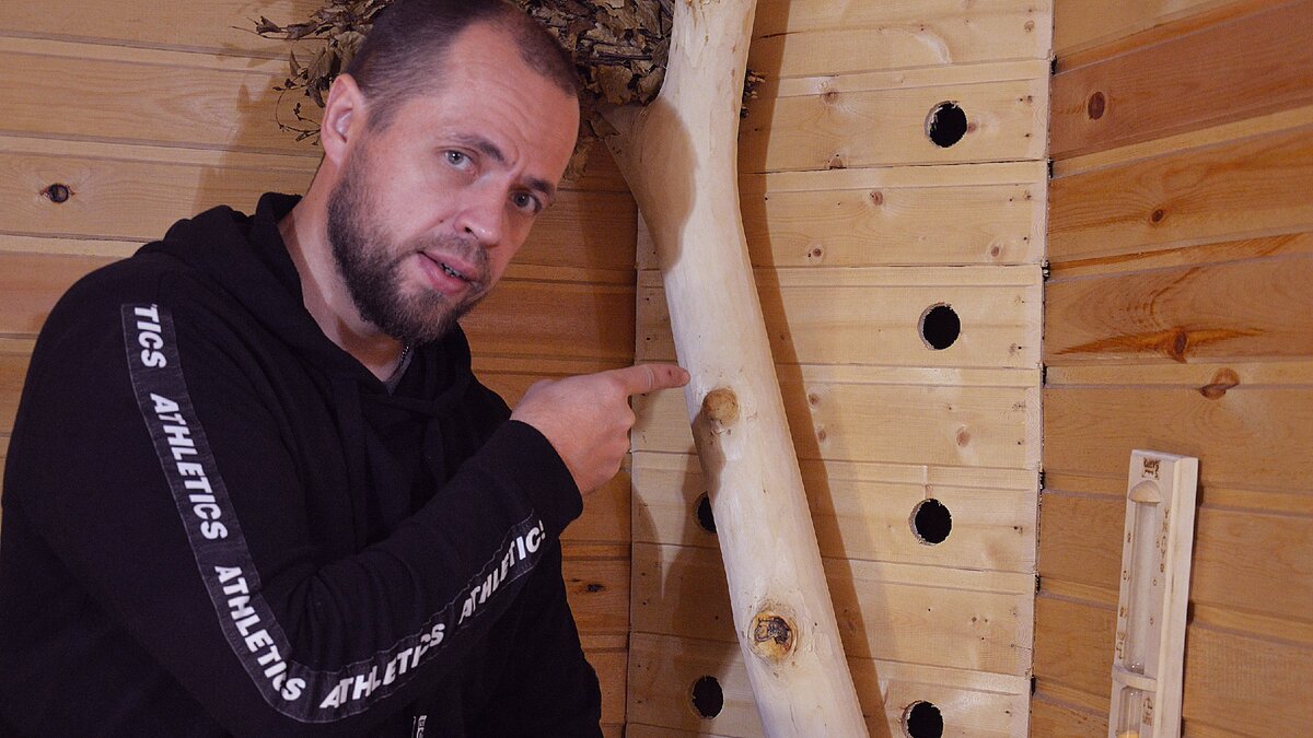 Вот там находится вытяжка вентиляции