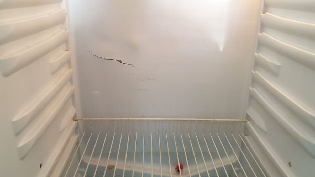 Трещины холодильнике внутри. Холодильник внутри. Трещина внутри холодильника. Прокладка внутри холодильника. Иней на задней стенке внутри холодильника.