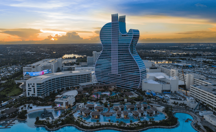 Отель выходит на бассейн площадью 5,4 гектара и лагуну с домиками