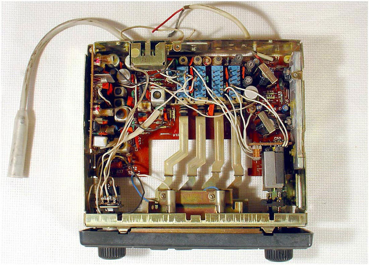 Автомобильный радиовещательный приемник 