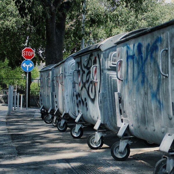 https://cdn.pixabay.com/photo/2016/03/17/15/28/garbage-1263104_960_720.jpg