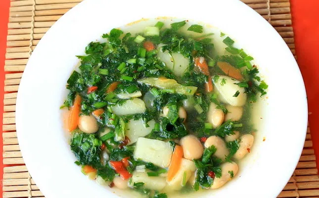 суп с фасолью и крапивой